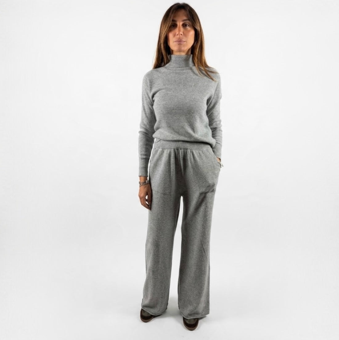 Completo pantalone e maglia a collo alto