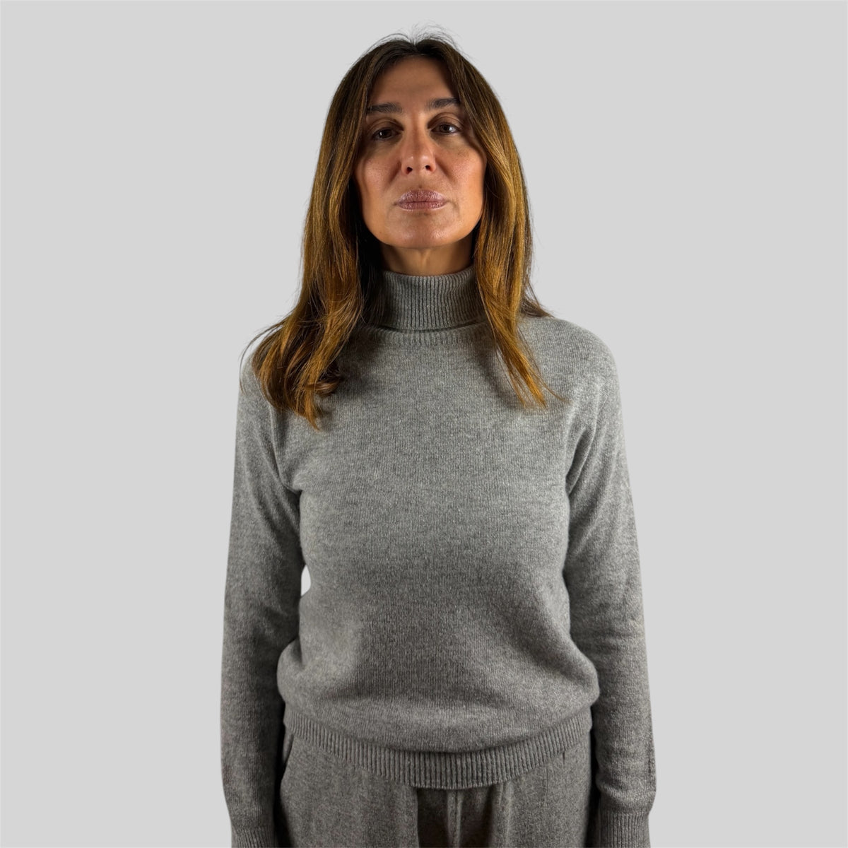 Completo pantalone e maglia a collo alto