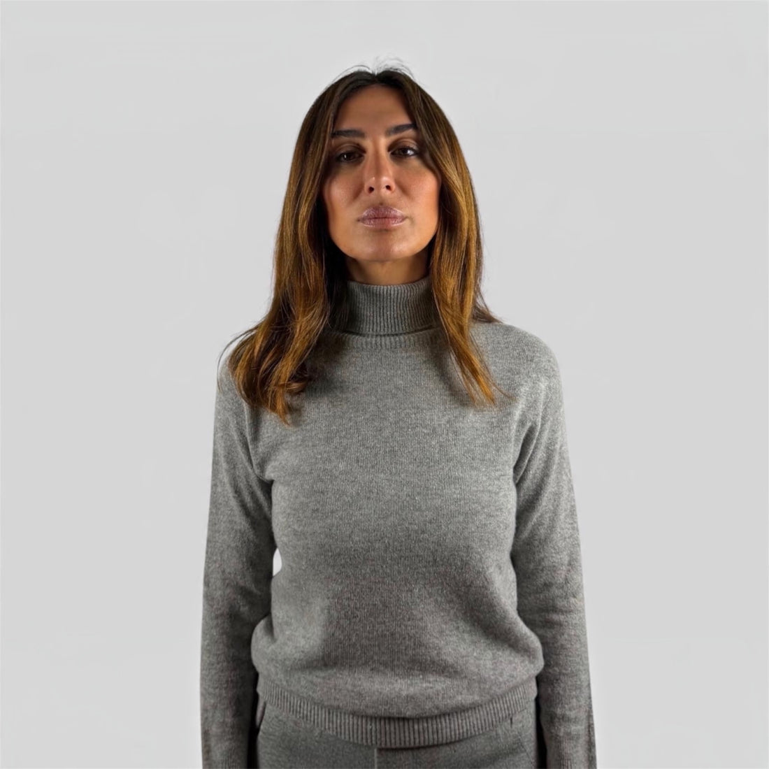Completo pantalone e maglia a collo alto