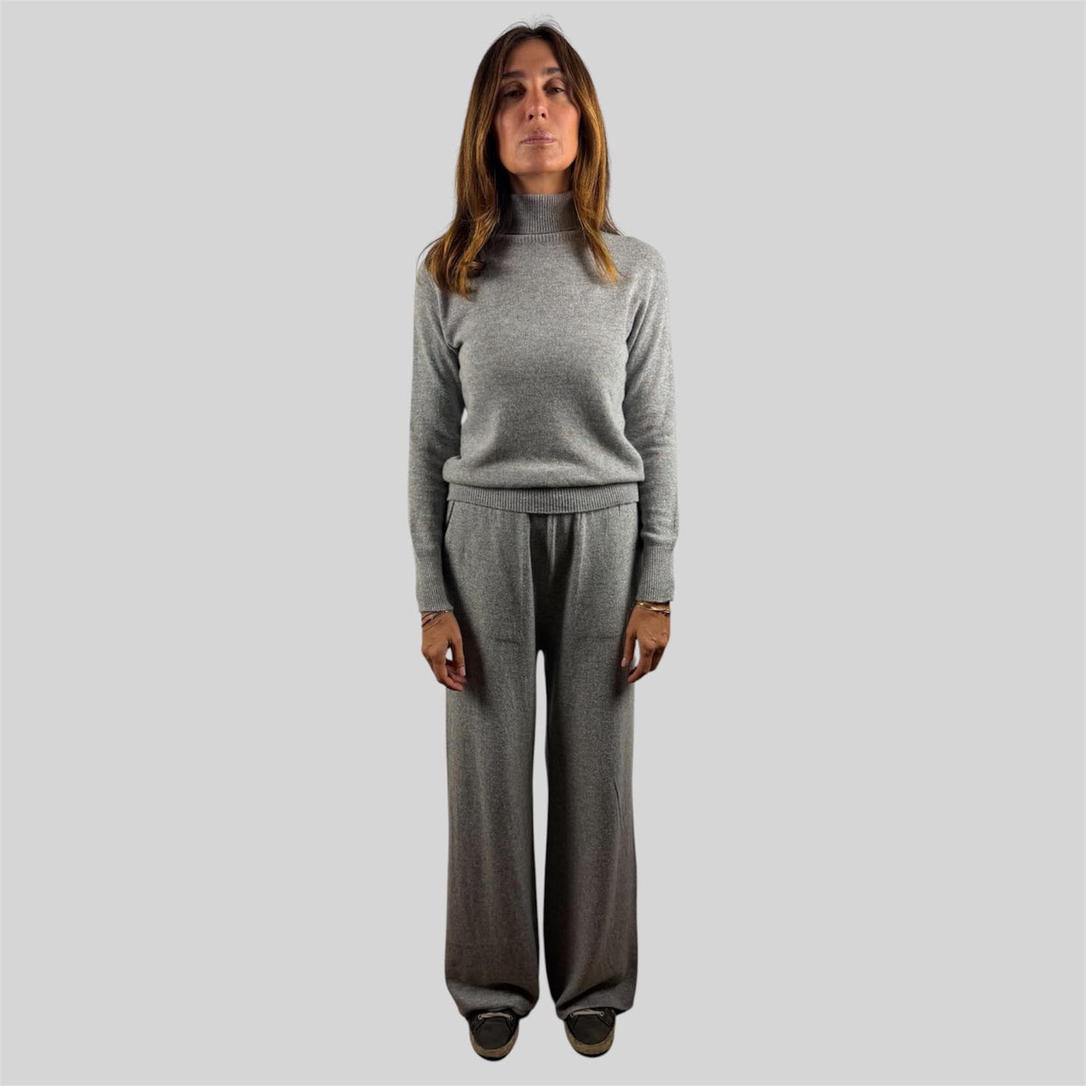 Completo pantalone e maglia a collo alto