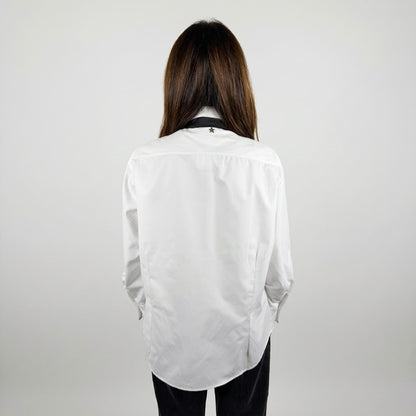 Camicia bianca con papillon
