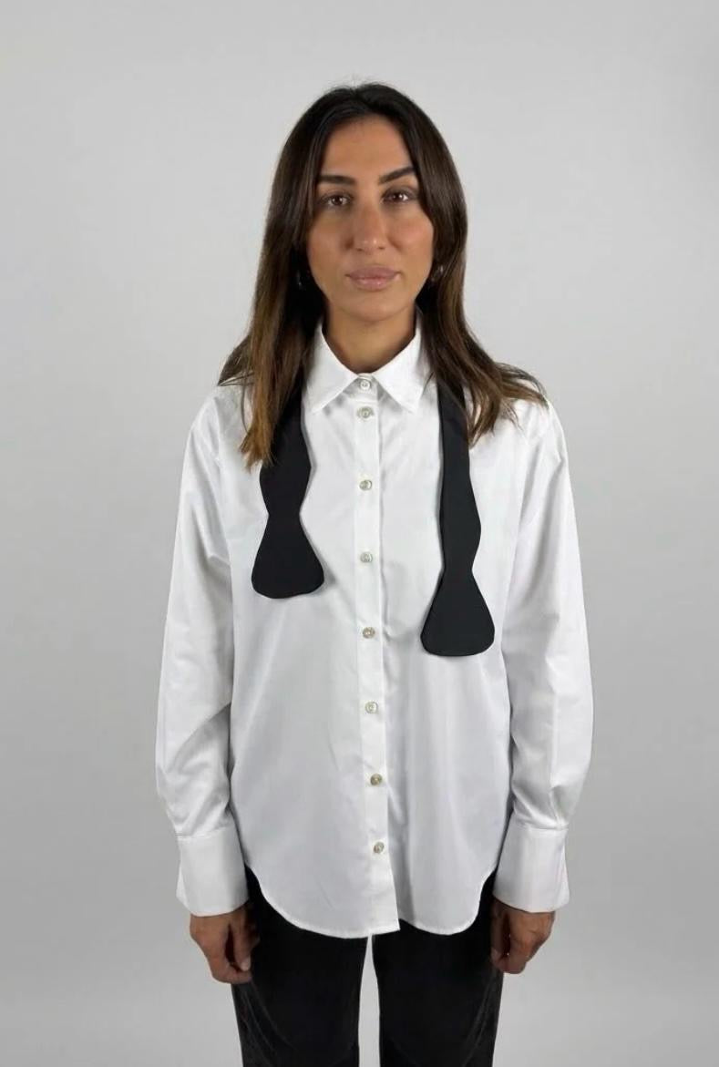 Camicia bianca con papillon