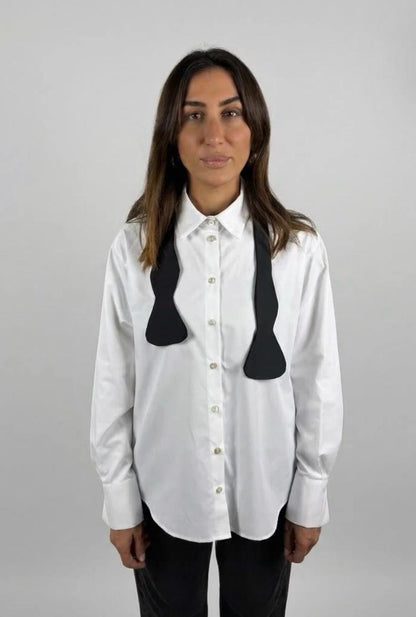 Camicia bianca con papillon
