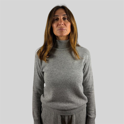 Completo pantalone e maglia a collo alto