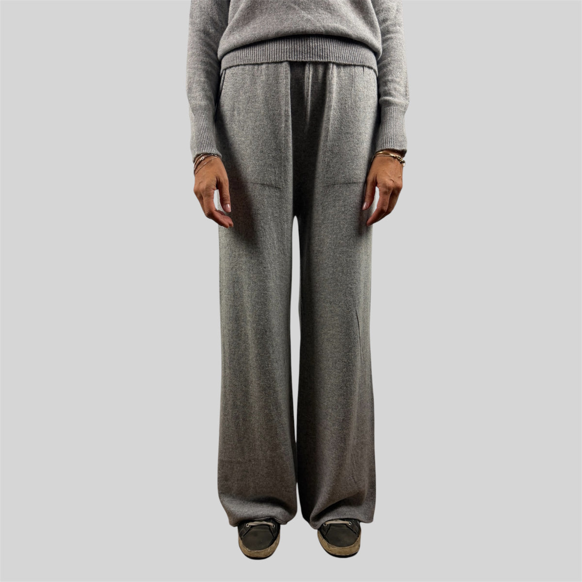 Completo pantalone e maglia a collo alto