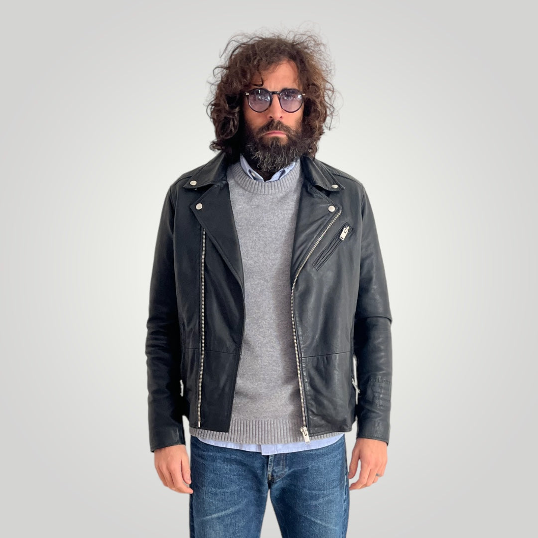 Biker in pelle nero