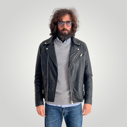 Biker in pelle nero